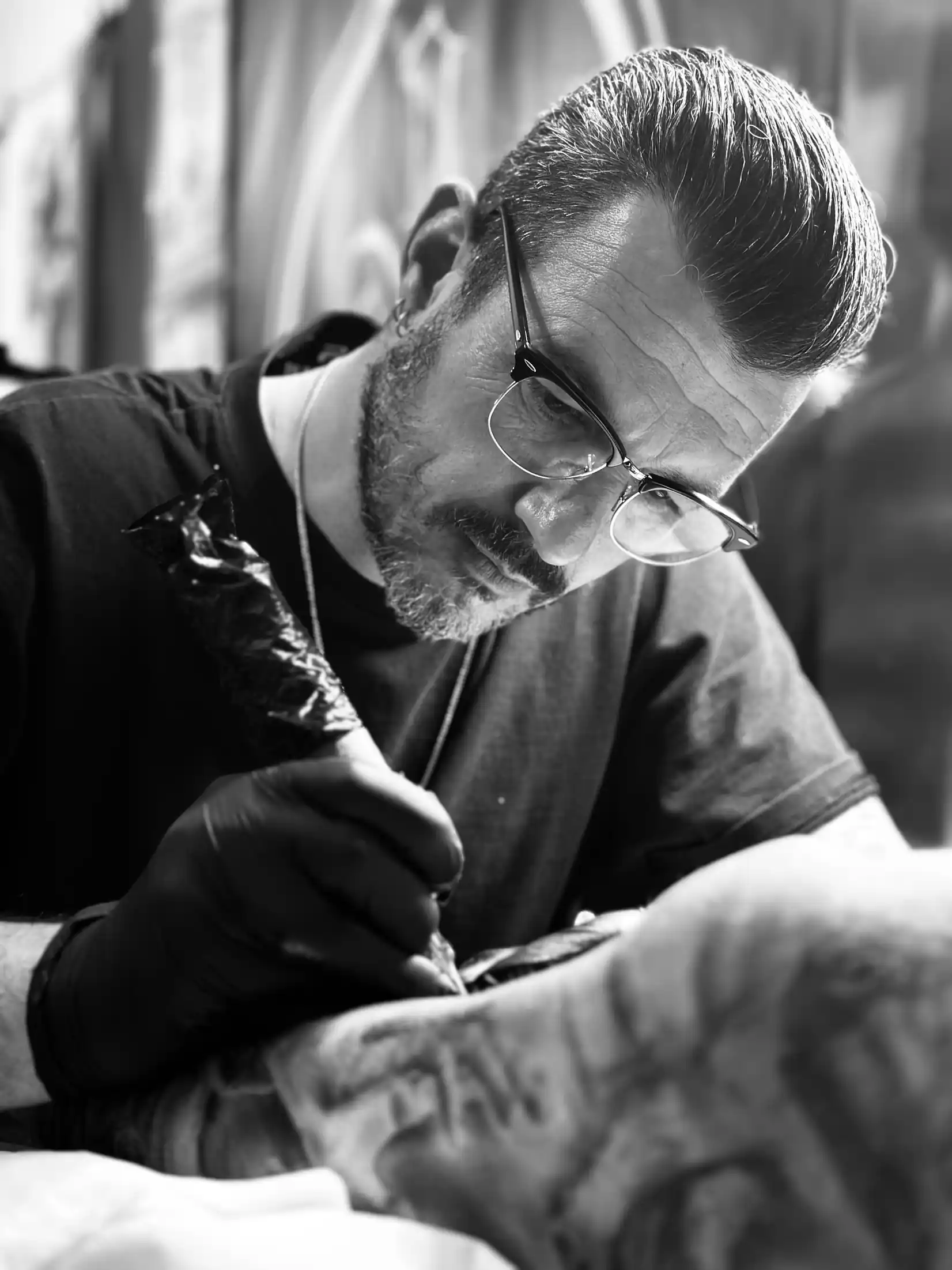 Jeremy Lorenzato en train de tatouer au salon Art du Noir à Nice