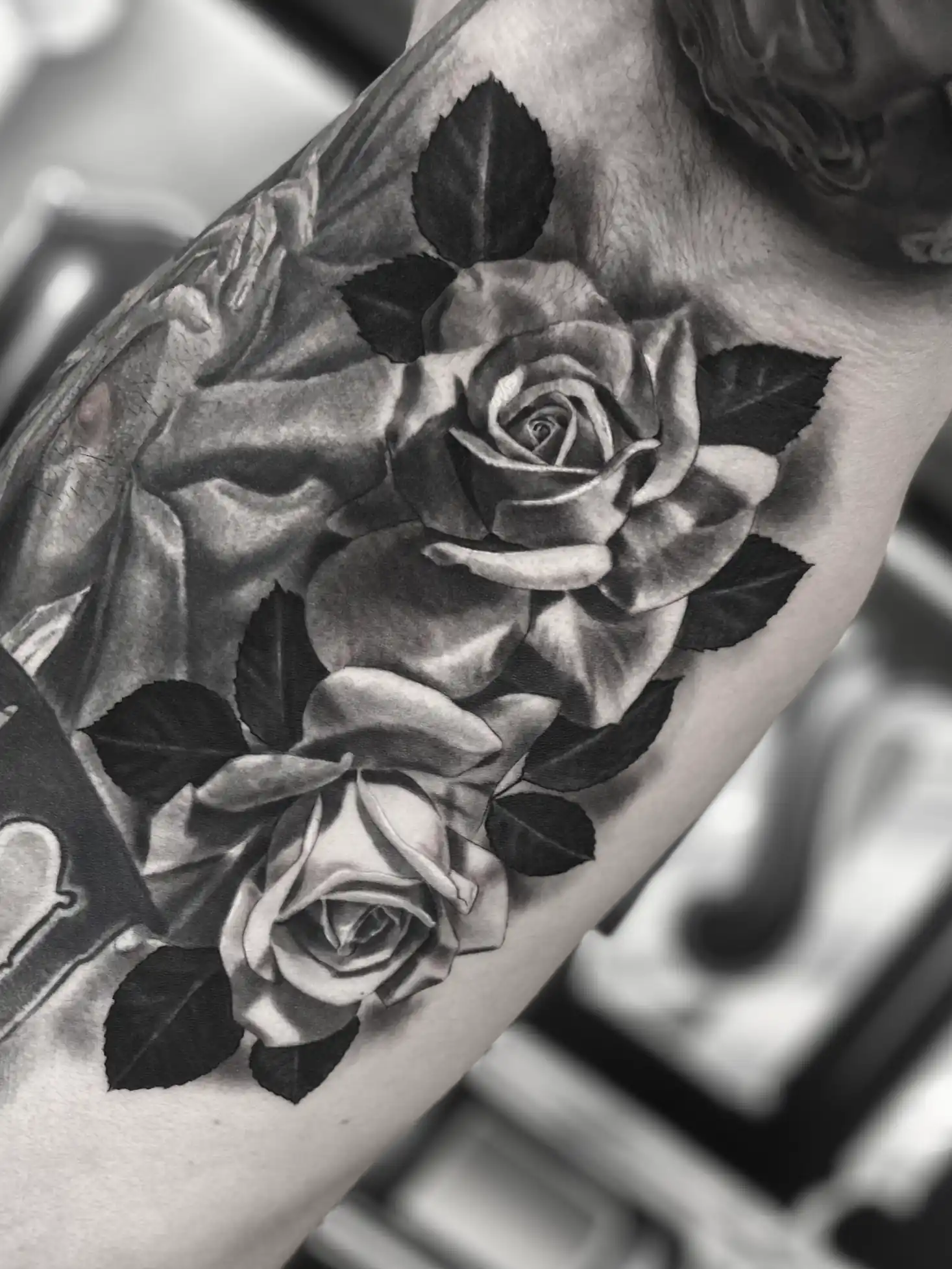 Tatouage noir et gris de roses sur le bras — Jeremy Lorenzato, Art du Noir Nice