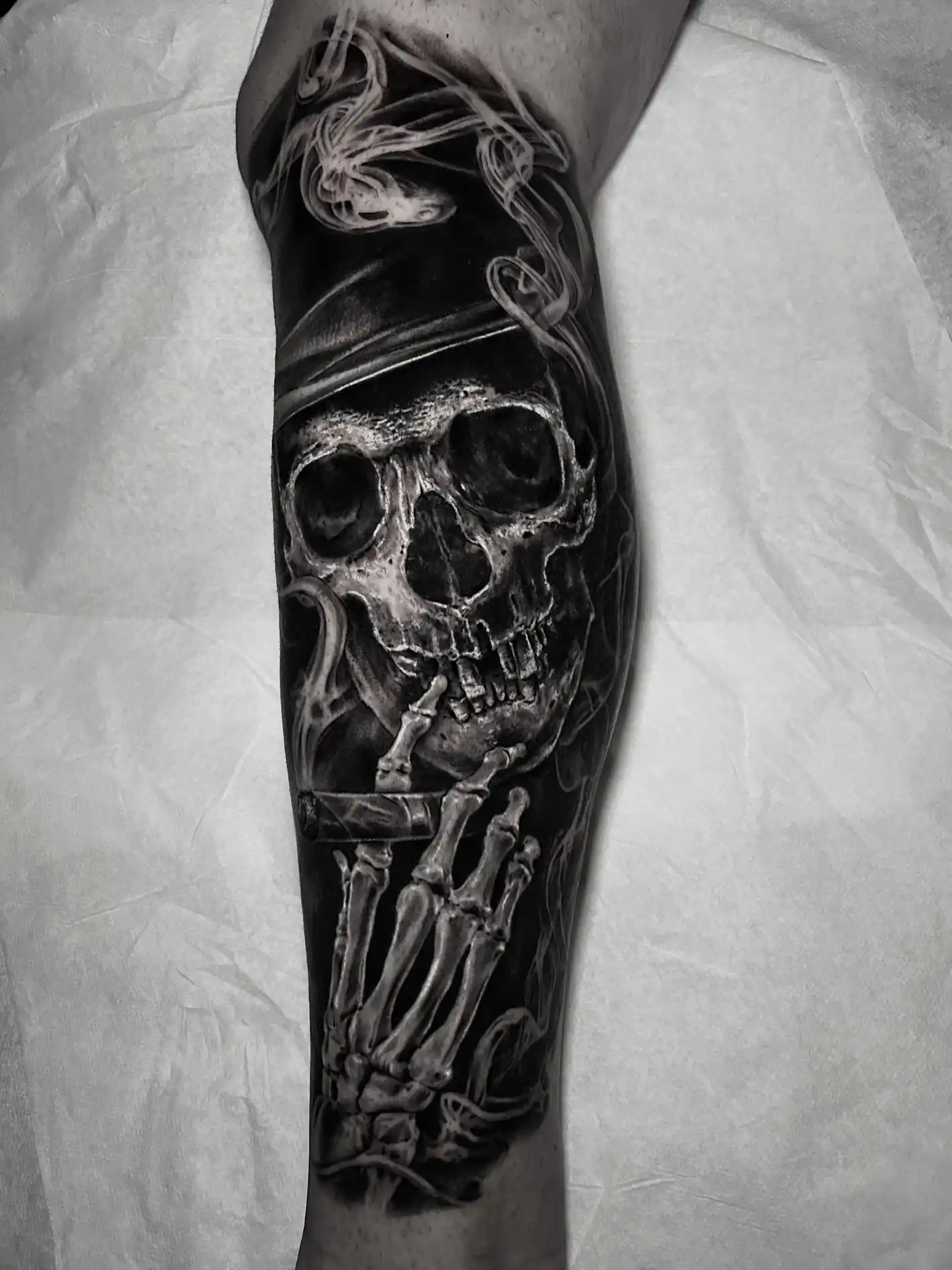 Tatouage réaliste noir et gris d'un crâne sur la jambe — Jeremy Lorenzato, Art du Noir Nice