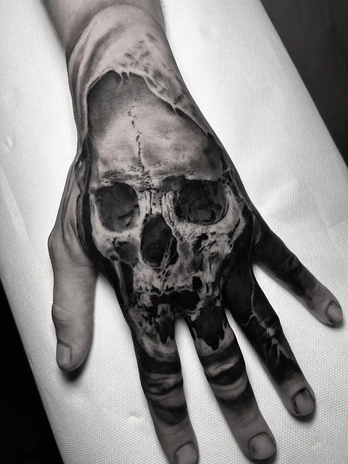 Tatouage réaliste noir et gris signé Jeremy Lorenzato