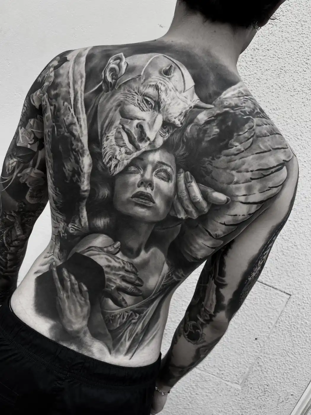 Tatouage réaliste noir et gris sur un dos complet — Jeremy Lorenzato, Art du Noir Nice