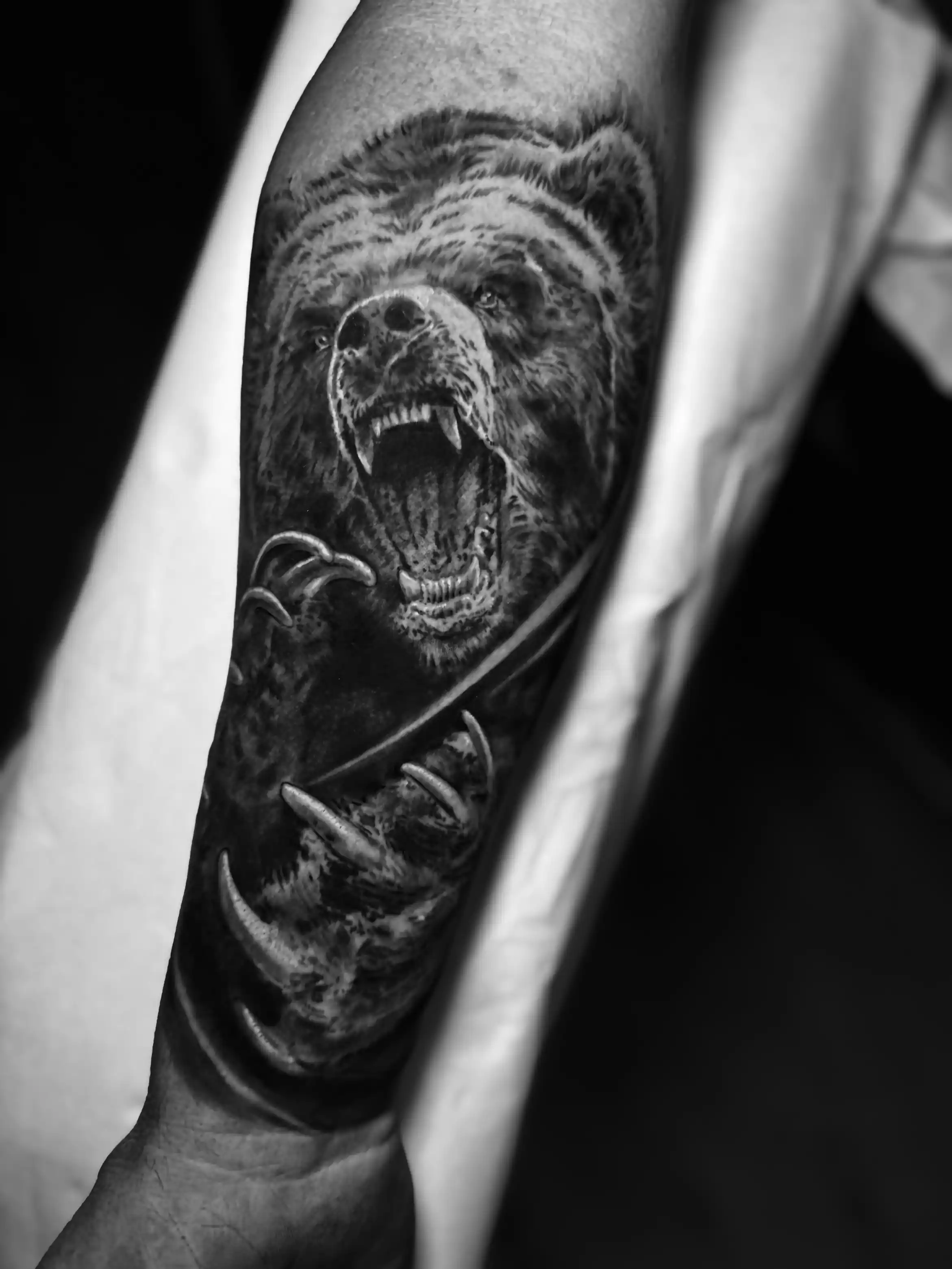 Tatouage réaliste noir et gris signé Jeremy Lorenzato