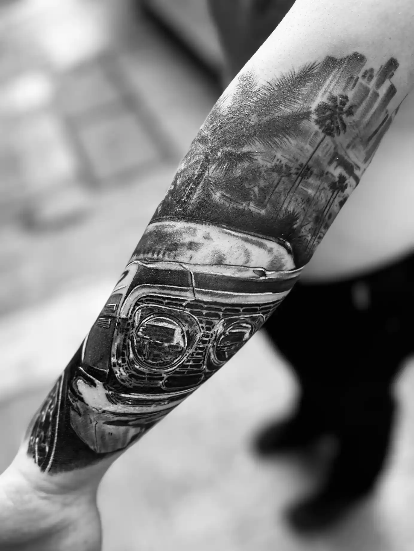 Tatouage réaliste noir et gris d'un paysage sur l'avant-bras — Jeremy Lorenzato, Art du Noir Nice
