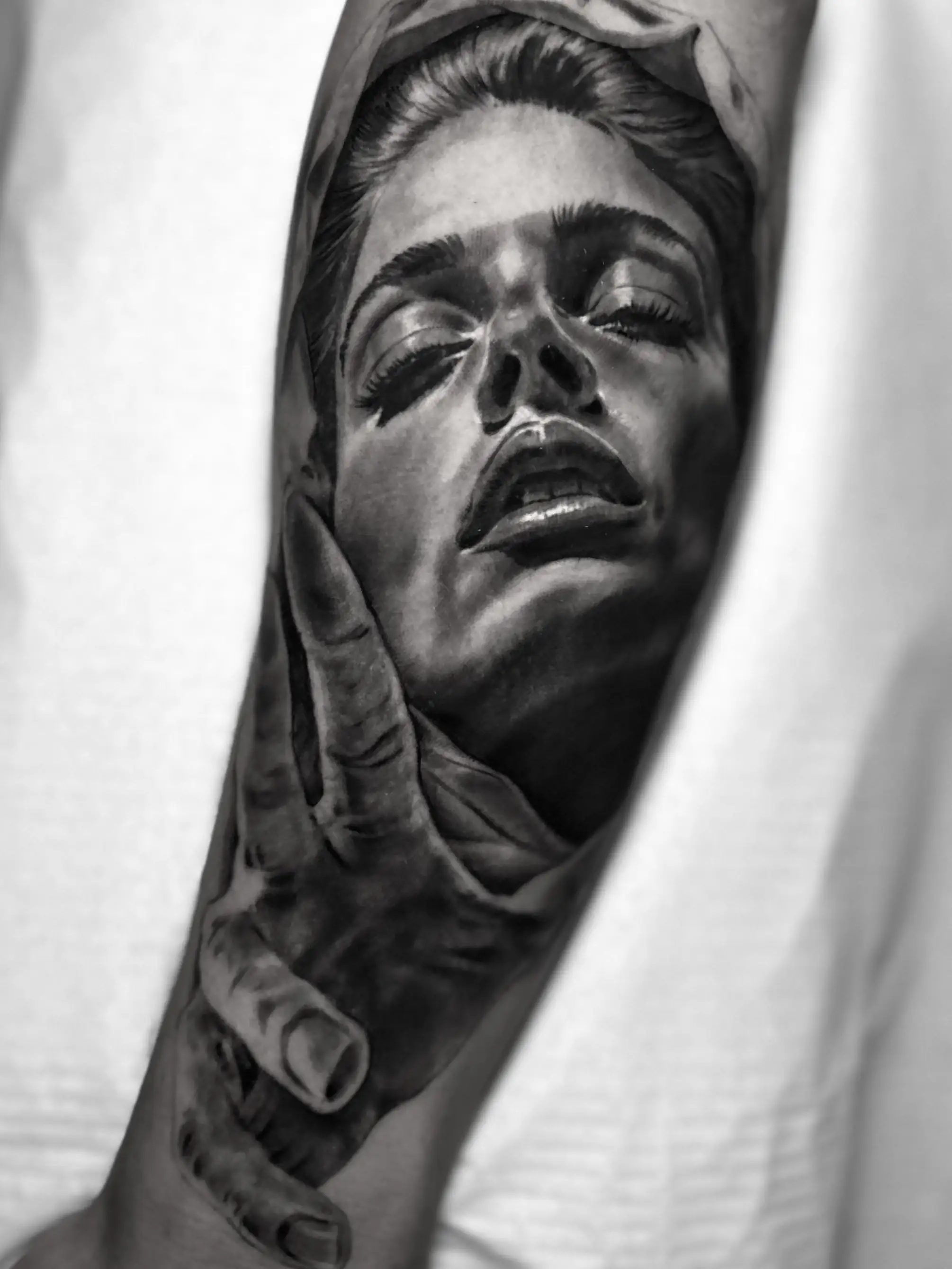 Tatouage réaliste noir et gris signé Jeremy Lorenzato