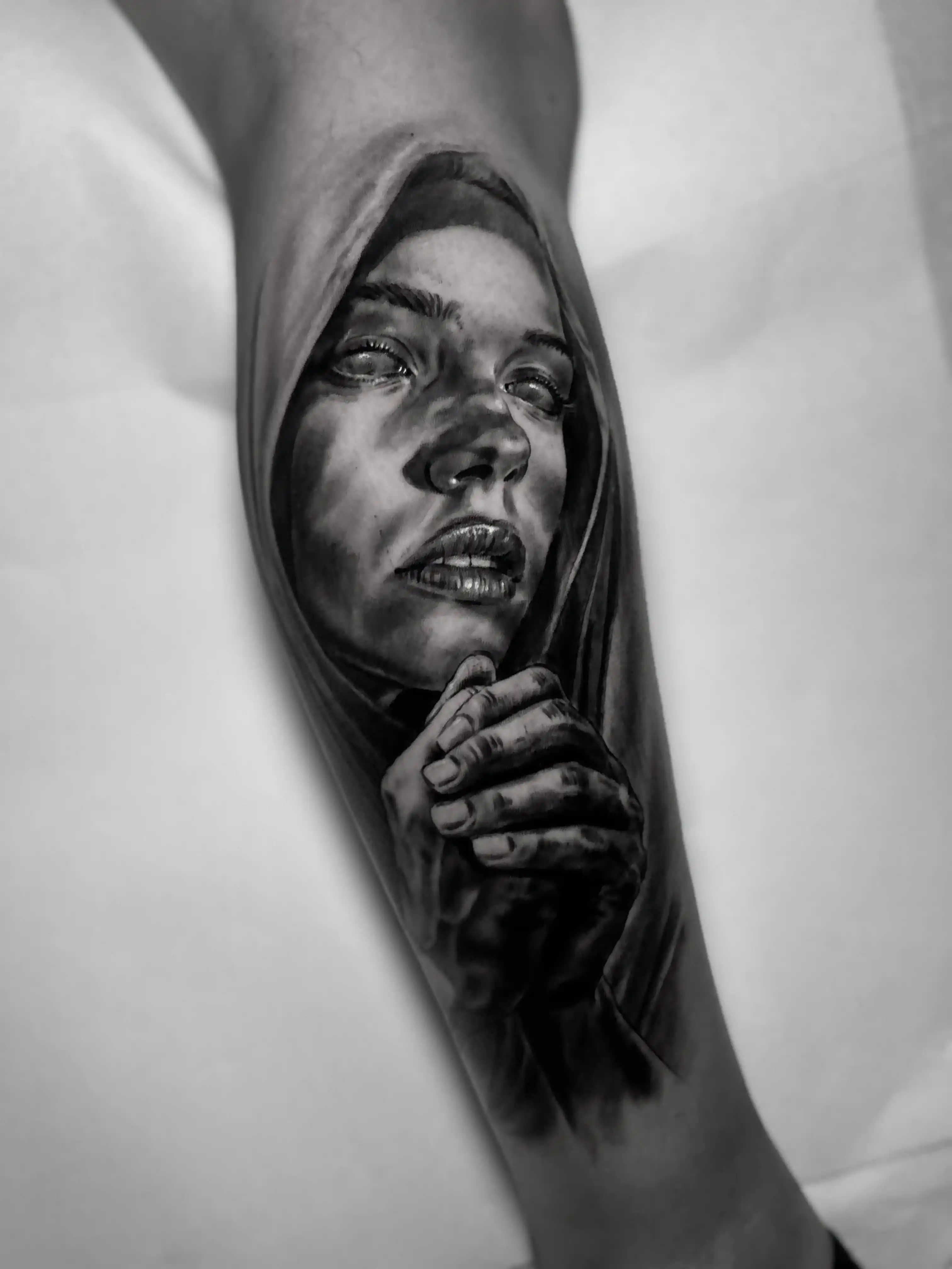 Tatouage réaliste noir et gris du portrait d’une femme sur la jambe — Jeremy Lorenzato, Art du Noir Nice