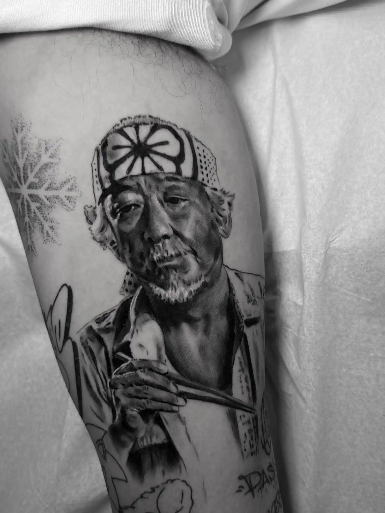 Tatouage réaliste noir et gris du portrait d'un homme âgé sur la cuisse — Jeremy Lorenzato, Art du Noir Nice