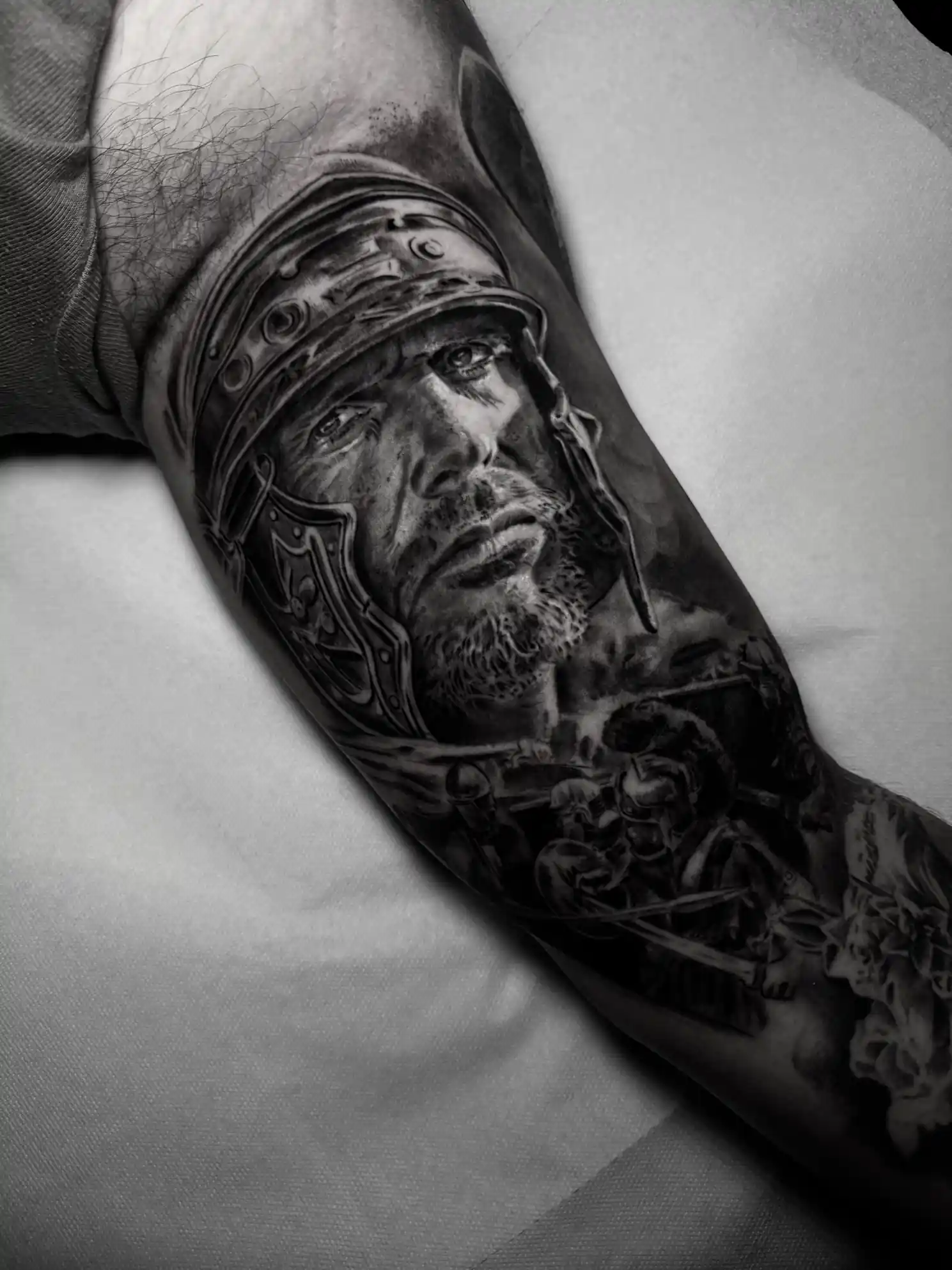 Tatouage réaliste noir et gris d'un portrait d'homme sur le bras — Jeremy Lorenzato, Art du Noir Nice