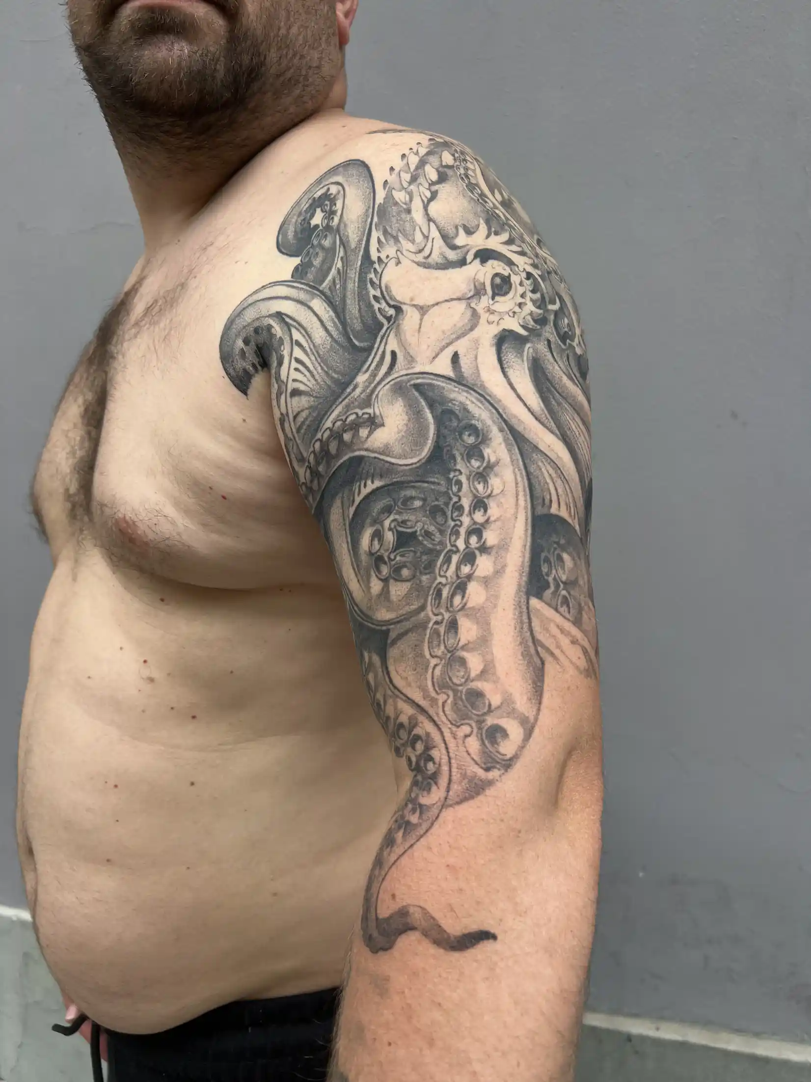 Manchette japonaise noir et gris avec poulpe sur épaule et bras — Mr Yoh, Art du Noir Nice
