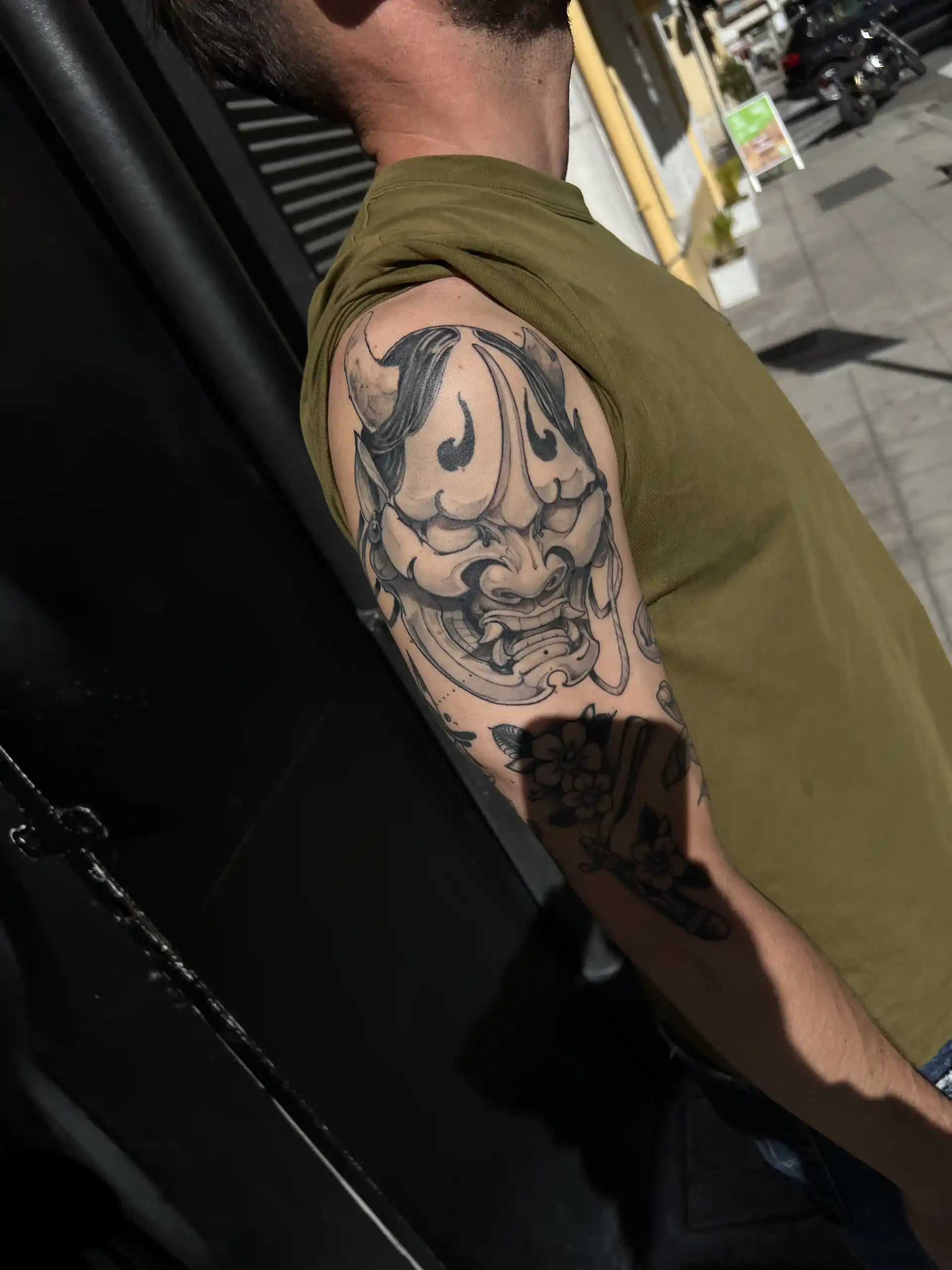 Tatouage japonais noir et gris d'un masque hannya sur le bras — Mr Yoh, Art du Noir Nice