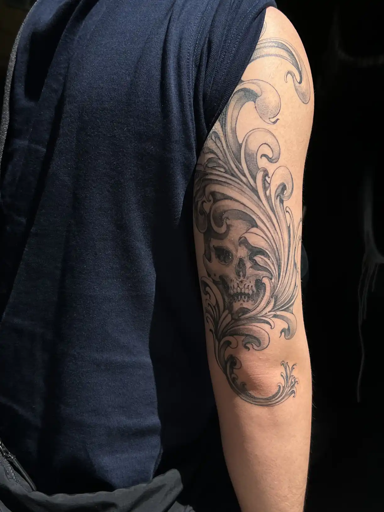 Tatouage neo japonais ornemental noir et gris sur le bras — Mr Yoh, Art du Noir Nice