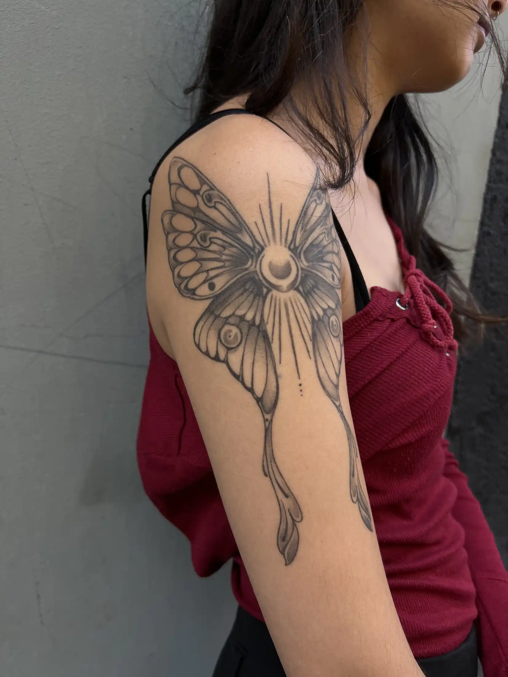 Tatouage neo japonais d'un papillon de nuit sur le bras — Mr Yoh, Art du Noir Nice