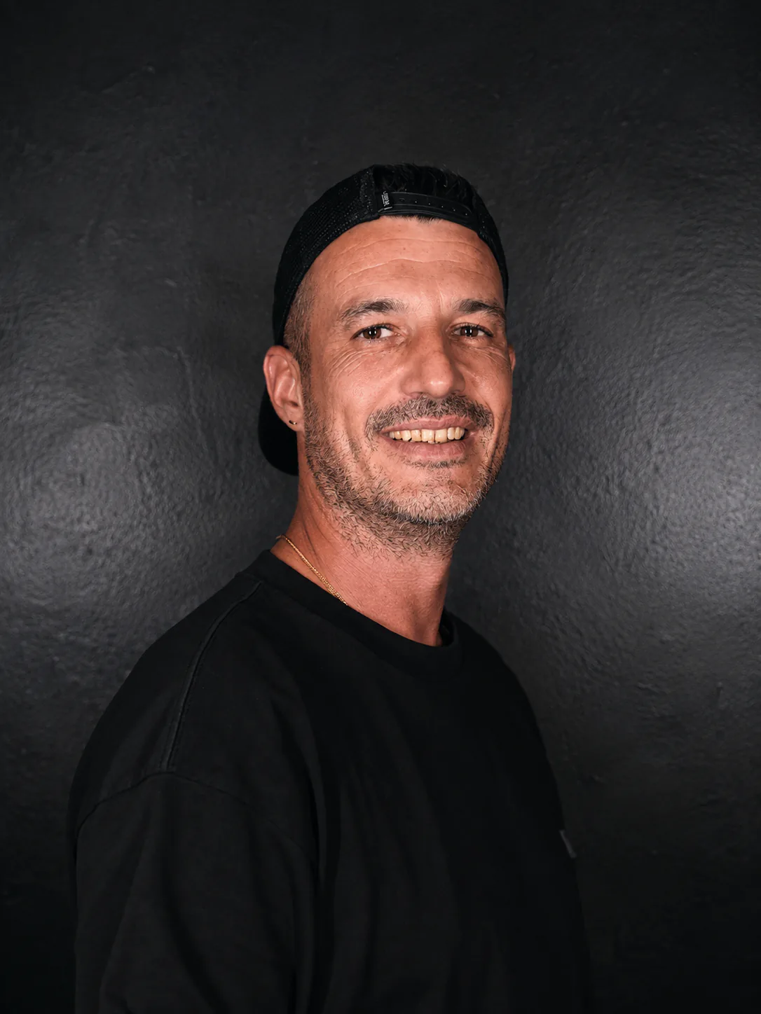 Jeremy Lorenzato, tatoueur au salon Art du Noir à Nice