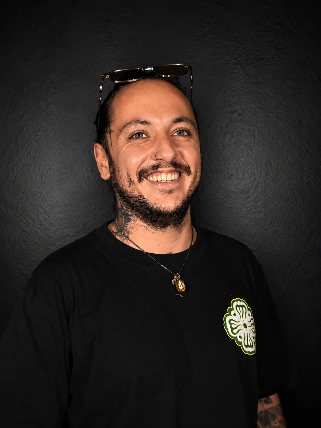 Poutz, tatoueur au salon Art du Noir à Nice