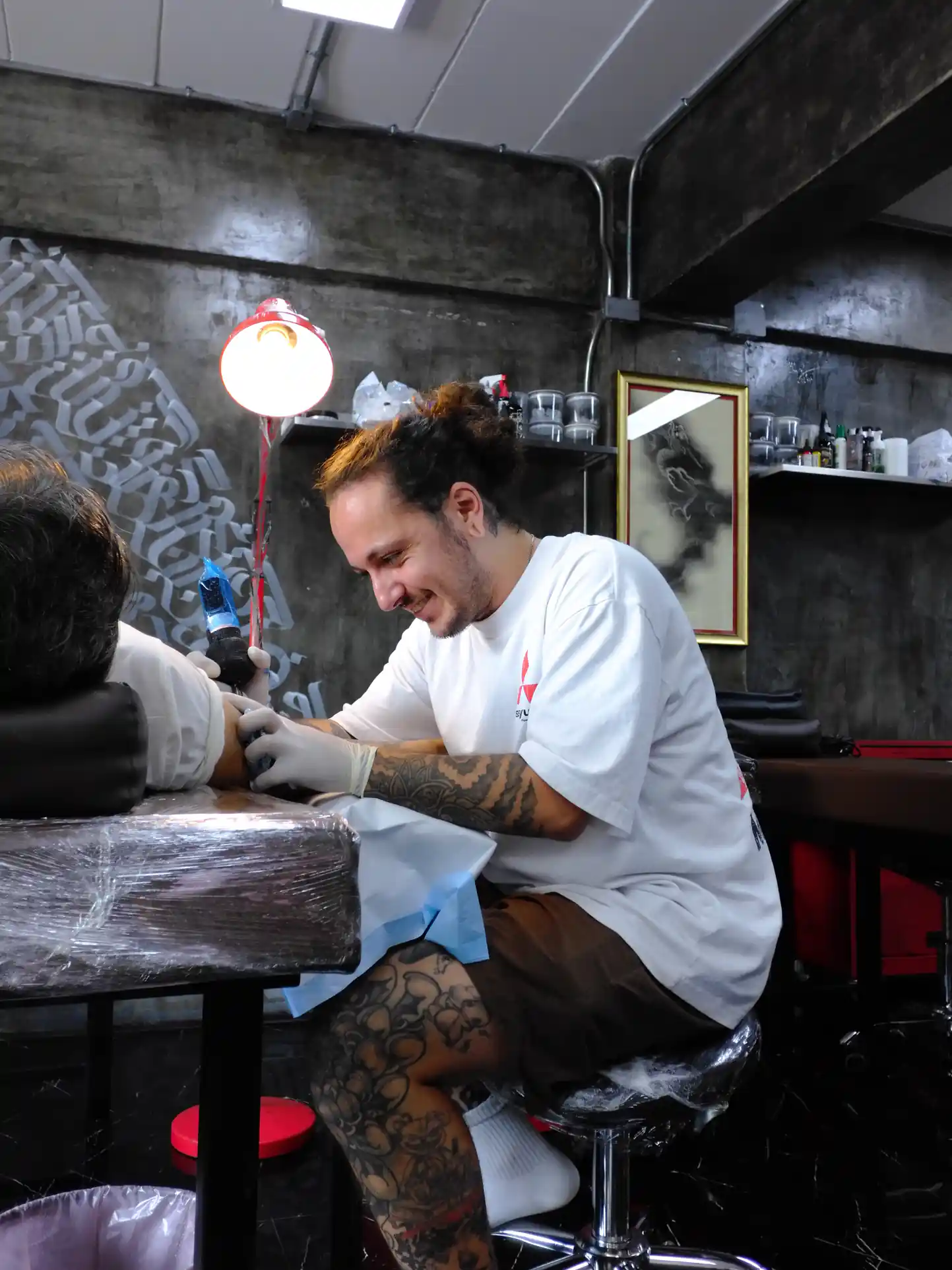 Poutz en train de tatouer au salon Art du Noir à Nice