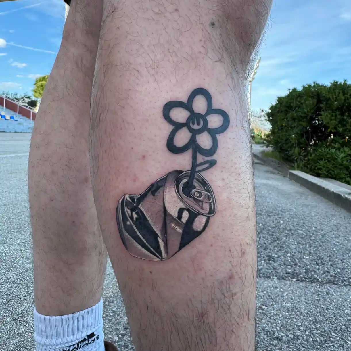 Tatouage bold line d'une fleur sur le mollet — Poutz, Art du Noir Nice