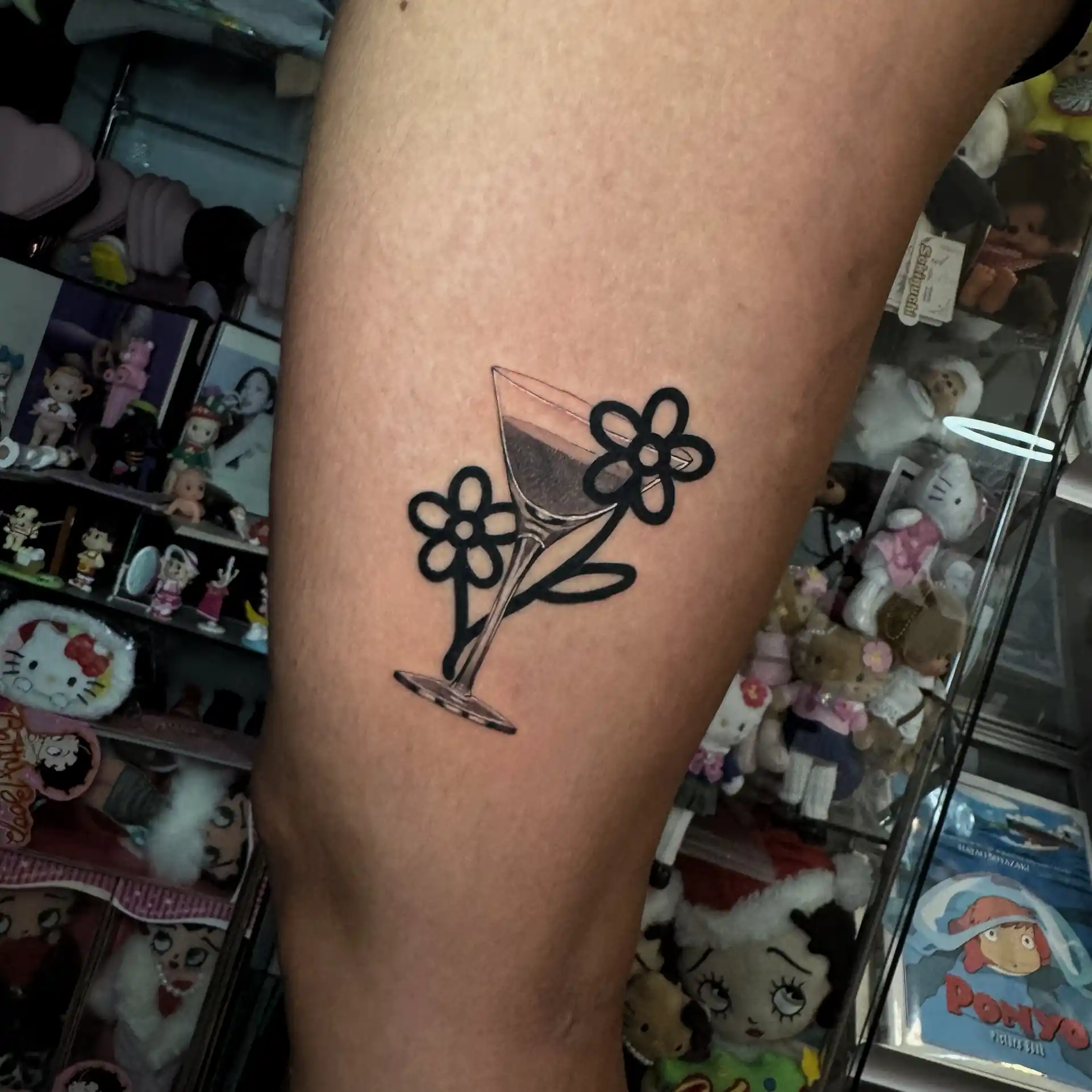 Tatouage bold line de fleurs sur la jambe — Poutz, Art du Noir Nice