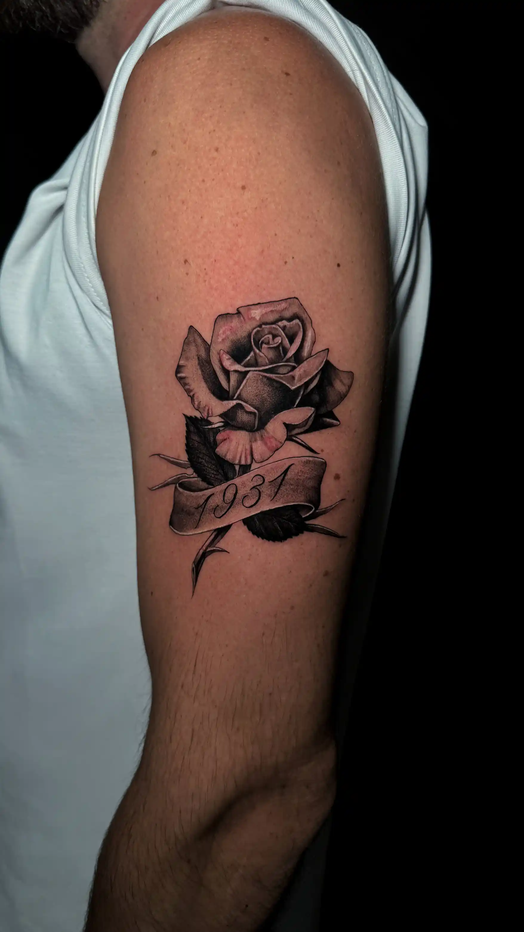 Tatouage effet chrome d'une rose sur le bras — Poutz, Art du Noir Nice