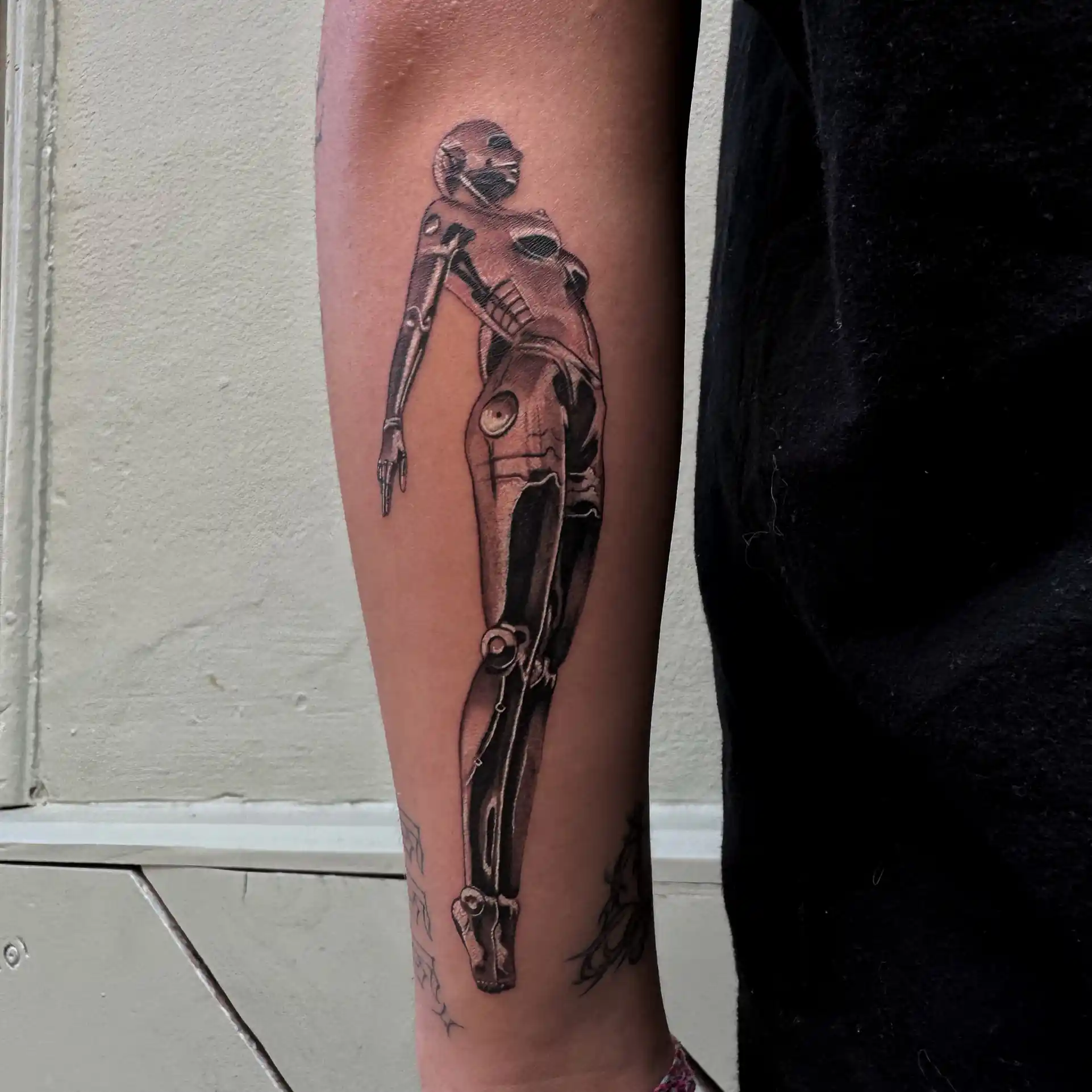 Tatouage micro réalisme effet chrome signé Poutz