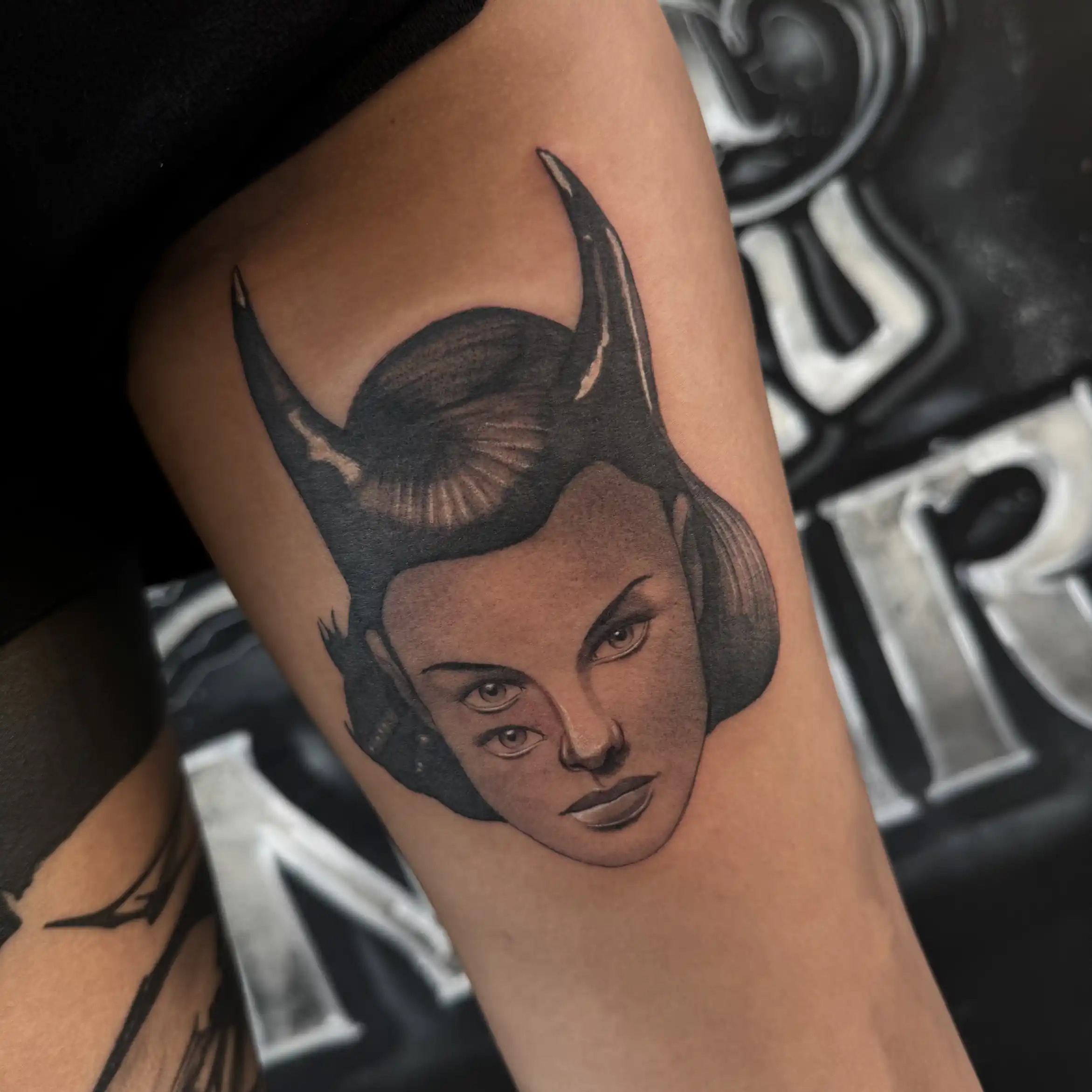 Tatouage d'un portrait de femme aux cornes sur le bras — Poutz, Art du Noir Nice
