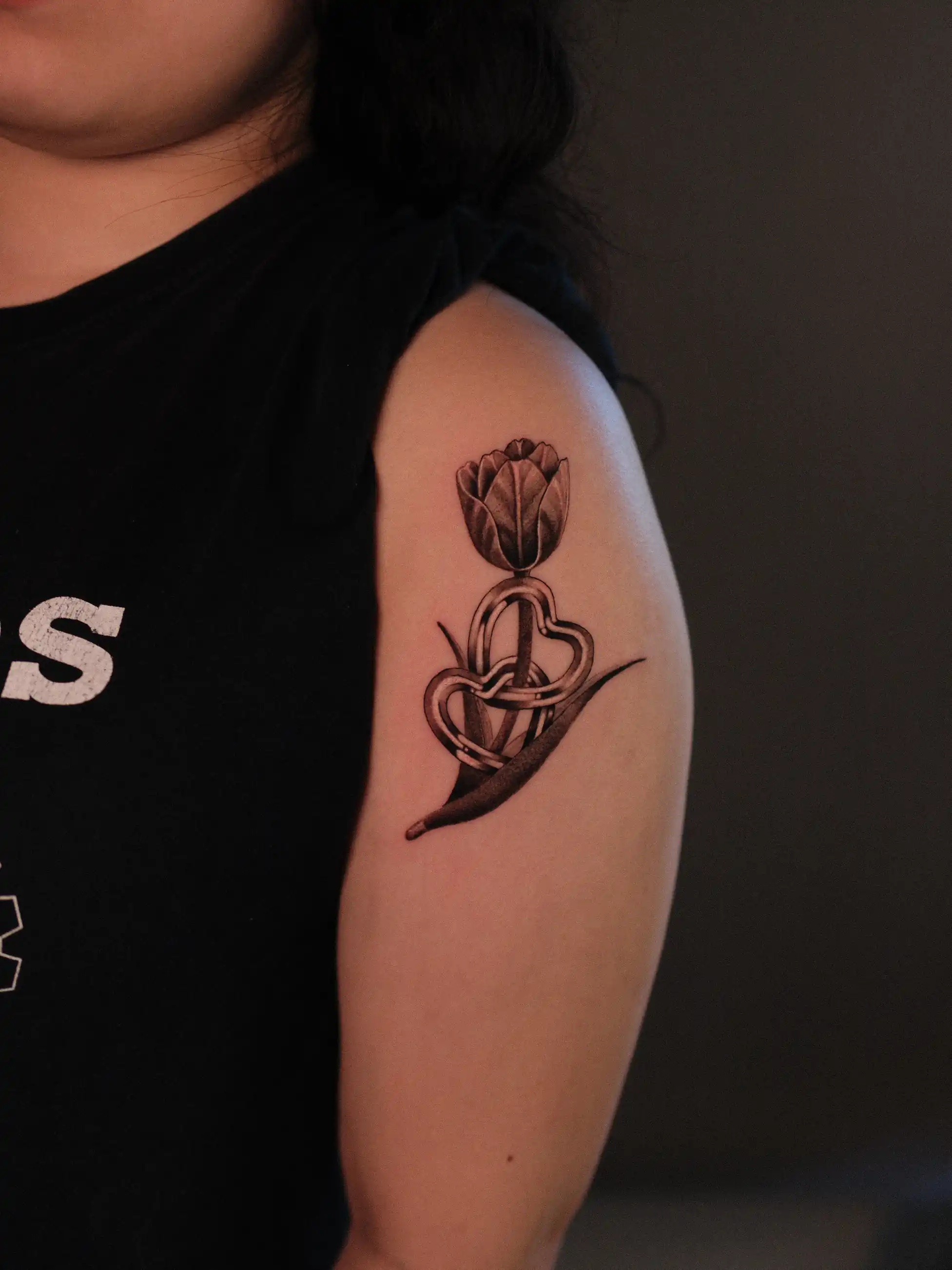 Tatouage d'une rose et d'un poignard sur le bras — Poutz, Art du Noir Nice