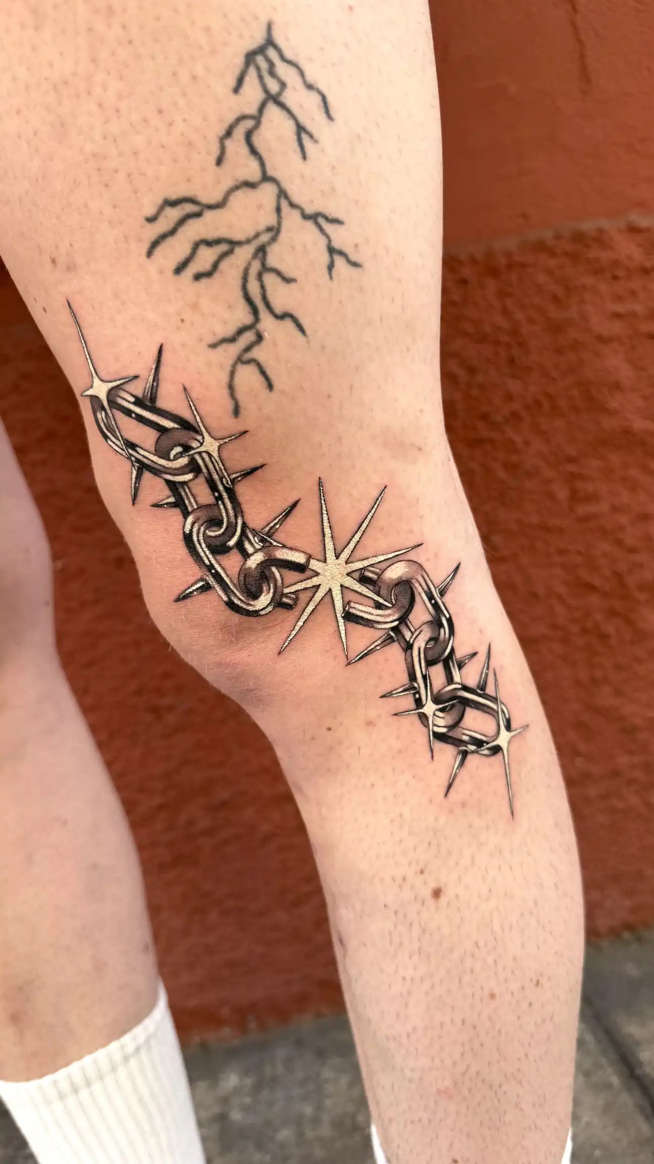 Tribal chrome réalisé en freehand autour du genou — Art du Noir, Nice