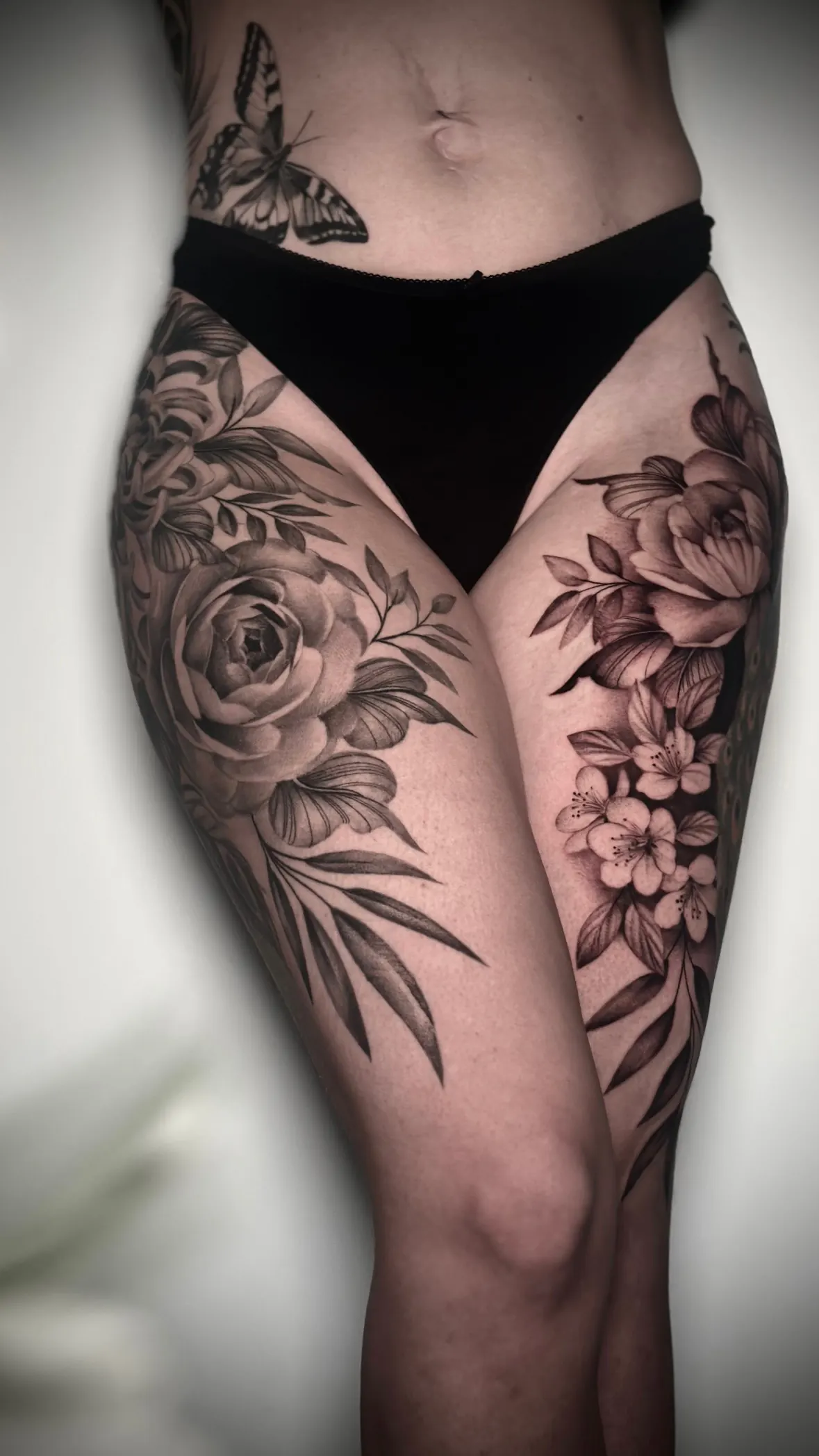 Composition florale noir et gris sur la cuisse — Sainte Elo, Art du Noir Nice