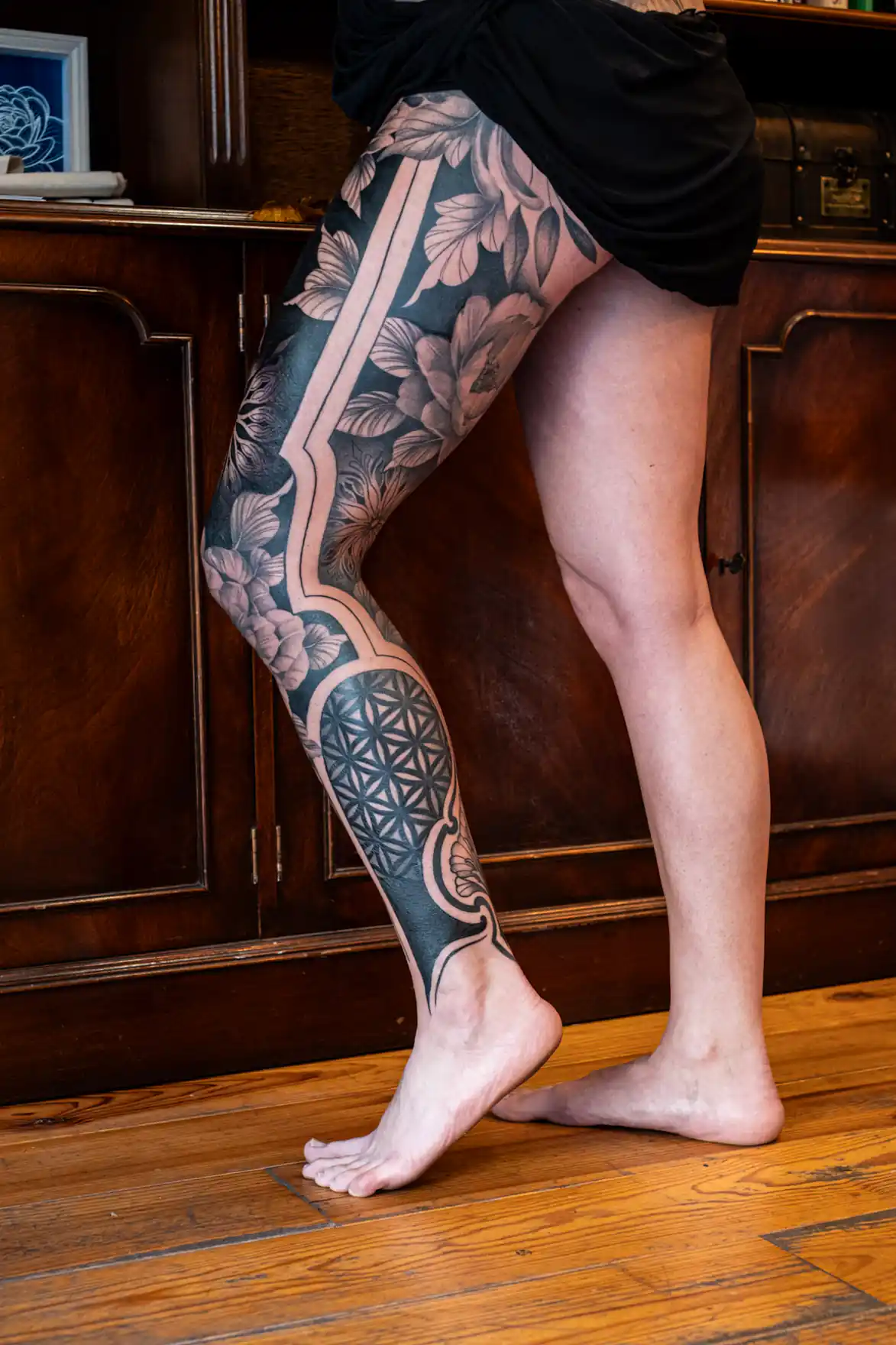 Jambe complète tatouée en floral noir et gris — Sainte Elo, Art du Noir Nice
