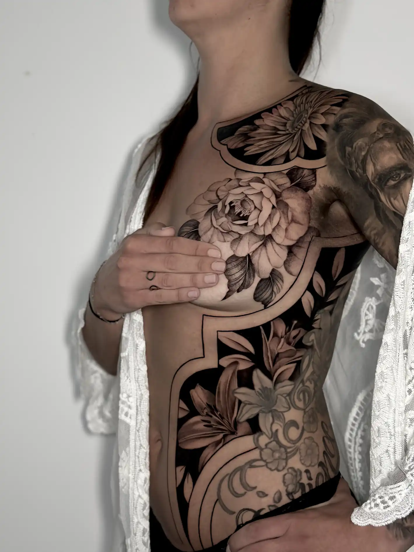 Tatouage floral et ornemental noir et gris sur le buste — Sainte Elo, Art du Noir Nice