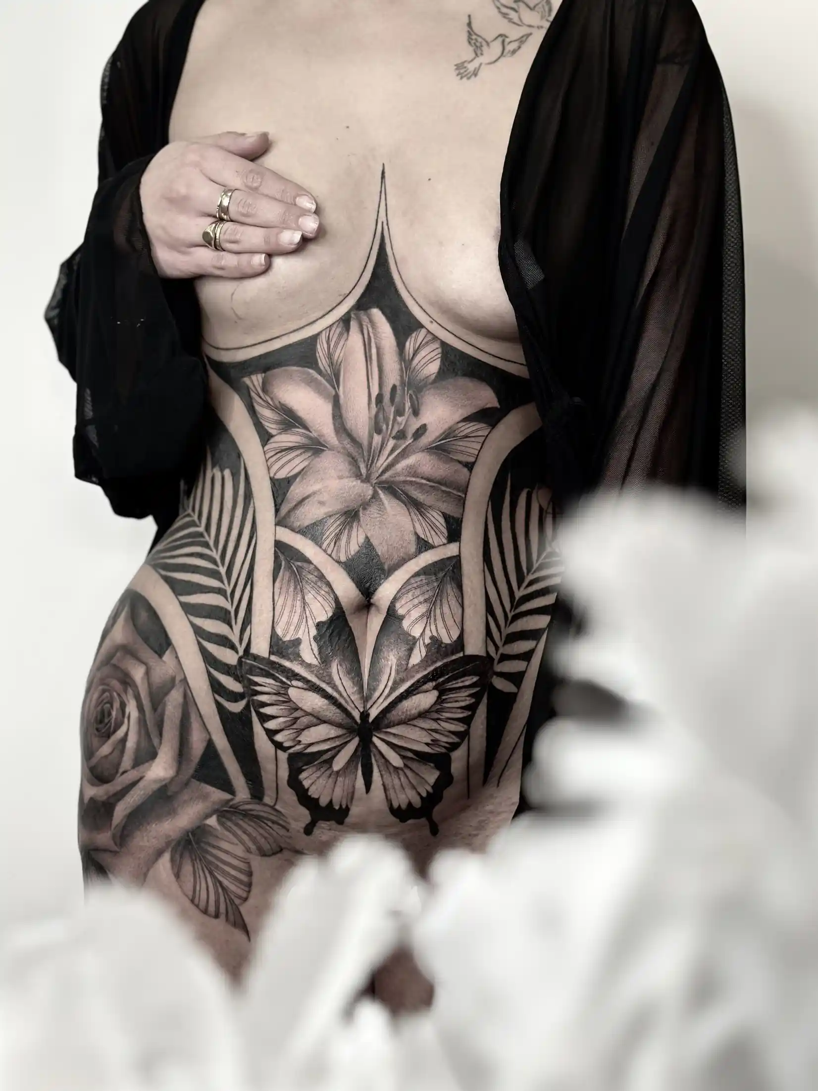 Tatouage floral et ornemental noir et gris signé Sainte Elo