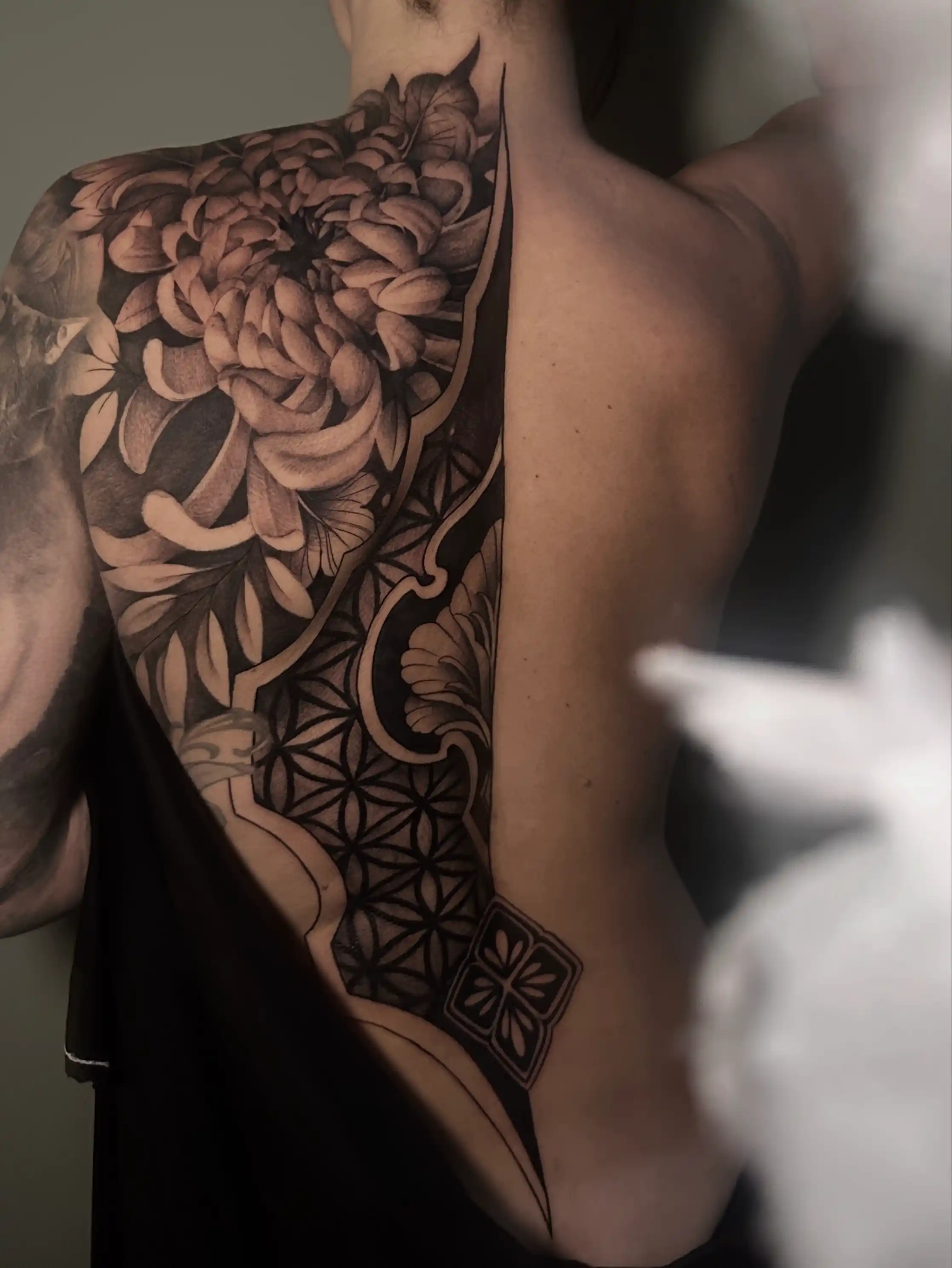 Tatouage floral noir et gris signé Sainte Elo