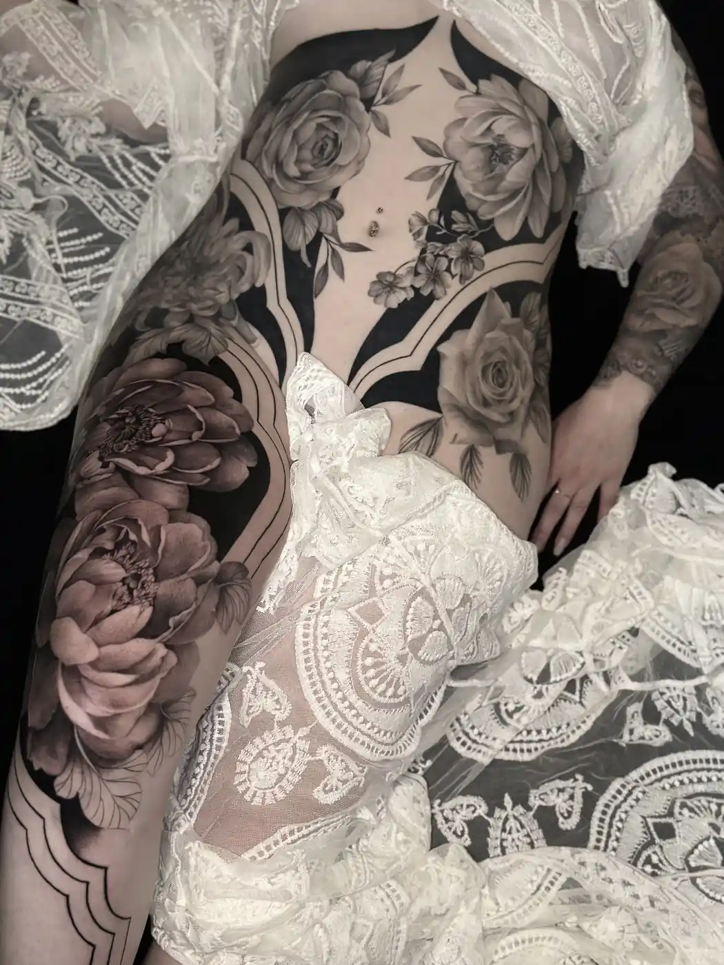 Manchette florale noir et gris de roses — Sainte Elo, Art du Noir Nice