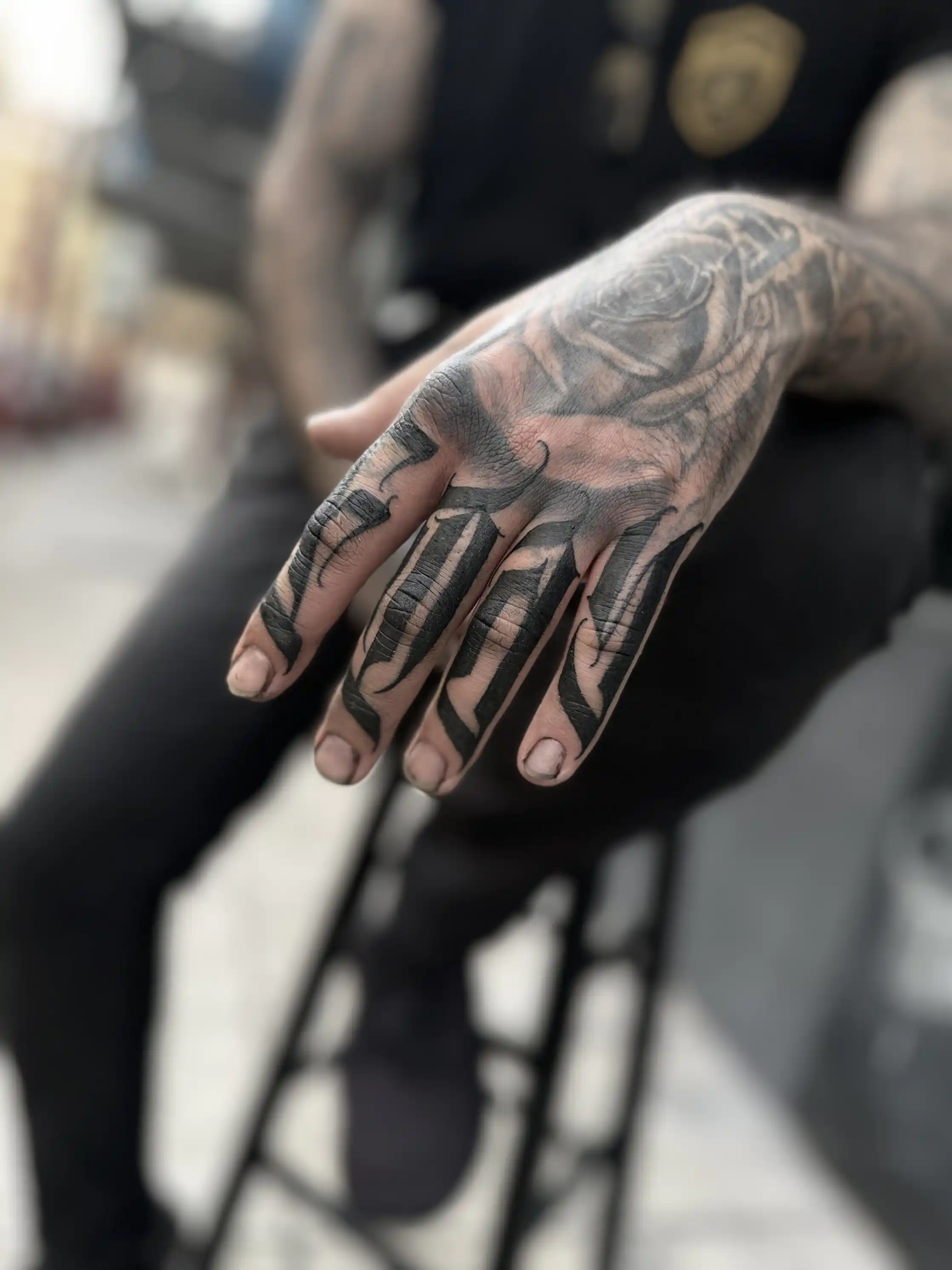 Lettering gothique noir plein sur les doigts — William Hamer, Art du Noir Nice
