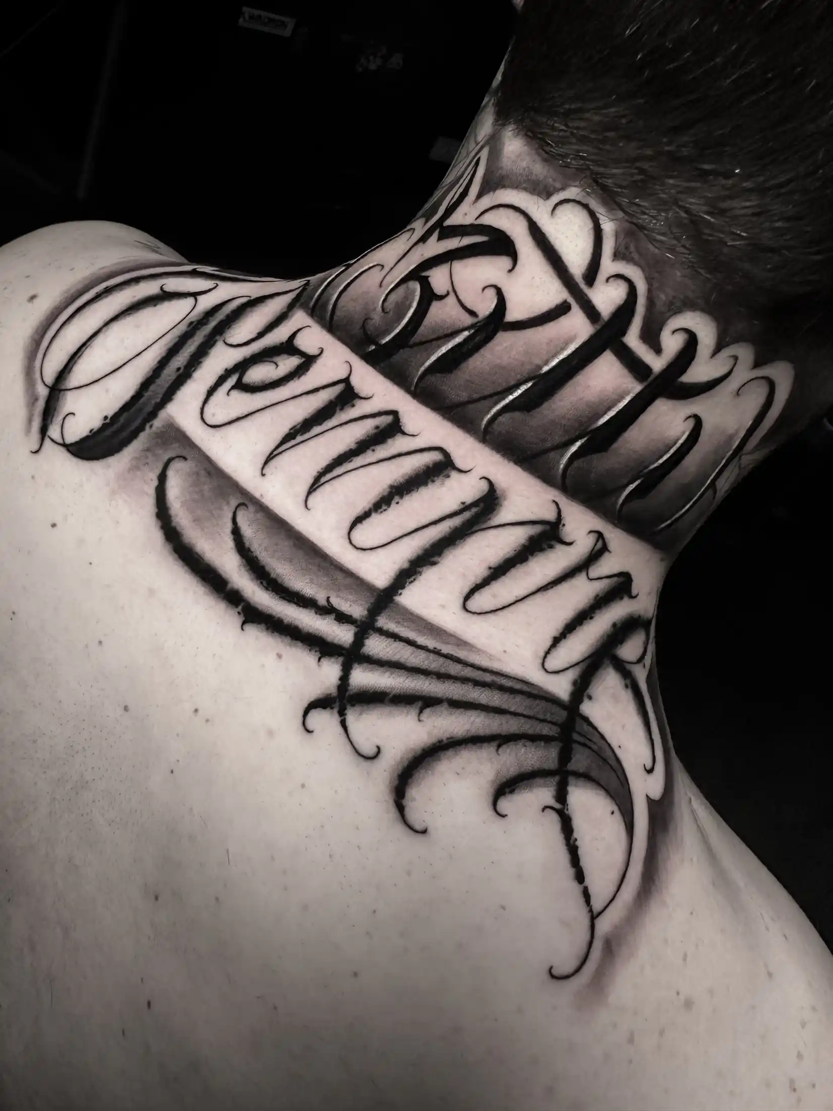 Grand lettering ombré sur la nuque et le haut du dos — Art du Noir, Nice