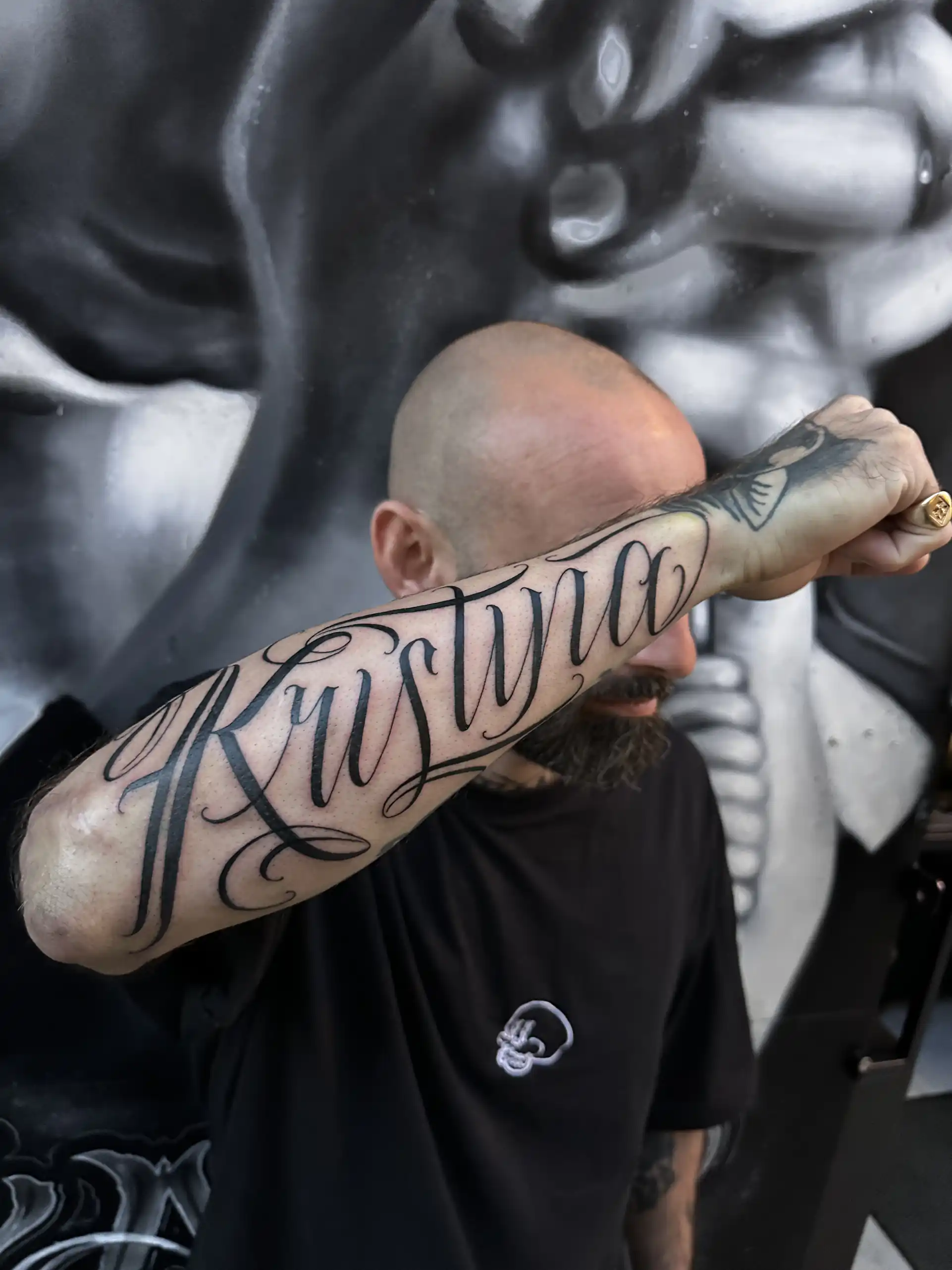 Prénom en calligraphie script sur l'avant-bras — Art du Noir, Nice