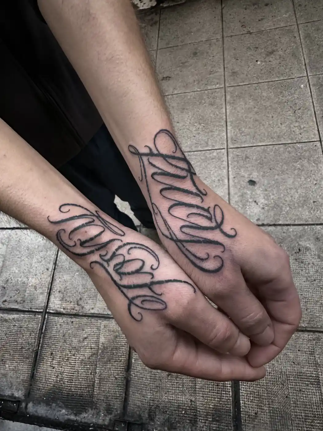 Lettering script fin tatoué sur les deux mains — William Hamer, Art du Noir Nice