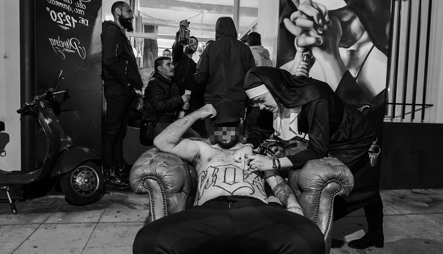 L'intérieur du salon Art du Noir et son poste de travail — Nice